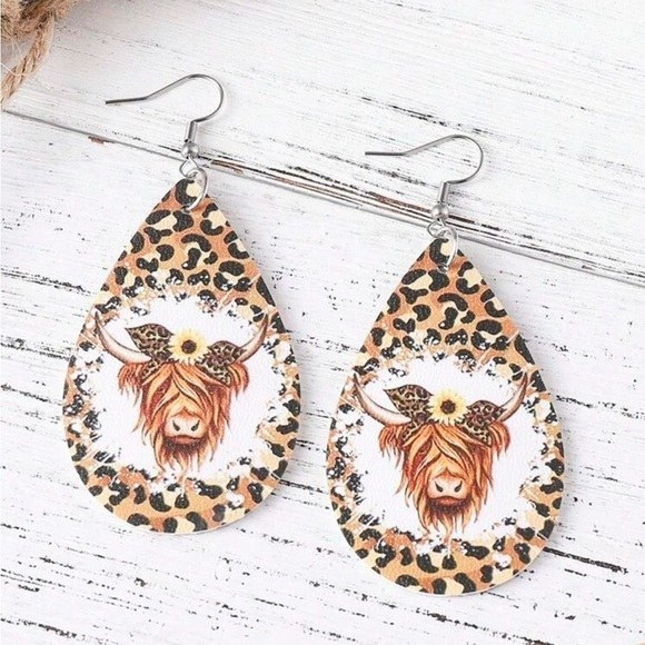 Boho festival wood earrings Highland Cow & Leopard teardrop shape design - Picture 2 of 6